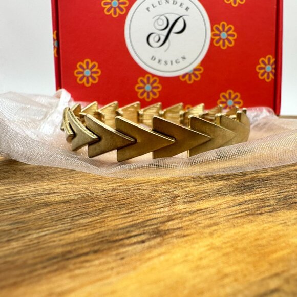Plunder Design Dixie Bracelet - Chic Arrow Pattern Gold-Tone Metal Adjustable Fi - Picture 3 of 5
